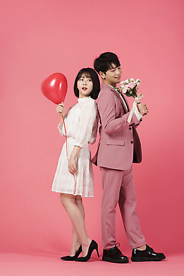 포토 JPG 스튜디오촬영 전신 커플 여자 남자 분홍색 꽃다발 커플라이프 데이트 실내 사랑 서기 미소 들기 누끼 정장 이벤트 20대 성인 두명 옆모습 다정 한국인 등맞대기 풍선 성인만 분홍색배경 국내포토 라이프스타일 옷 꽃 감정 뷰포인트 컬러 백그라운드 컨셉 관계 모션 표정 사람 동양인 청년 내부 파일형식
