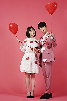 포토 JPG 스튜디오촬영 전신 커플 여자 남자 분홍색 커플라이프 데이트 실내 사랑 서기 미소 들기 누끼 정장 이벤트 20대 성인 두명 앞모습 다정 한국인 하트 하트풍선 풍선 성인만 분홍색배경 국내포토 모양 라이프스타일 옷 감정 뷰포인트 컬러 백그라운드 컨셉 관계 모션 표정 사람 동양인 청년 내부 파일형식
