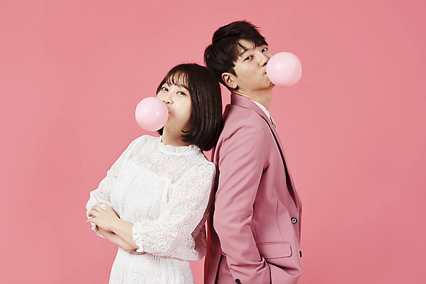 포토 JPG 스튜디오촬영 커플 여자 남자 분홍색 커플라이프 데이트 실내 사랑 서기 누끼 정장 이벤트 상반신 20대 성인 두명 옆모습 팔짱 다정 한국인 등맞대기 껌 성인만 분홍색배경 국내포토 라이프스타일 옷 감정 뷰포인트 컬러 백그라운드 컨셉 관계 모션 사람 동양인 청년 내부 파일형식