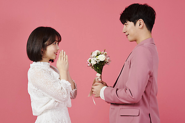 포토 JPG 스튜디오촬영 커플 여자 남자 분홍색 꽃다발 커플라이프 프로포즈 데이트 실내 사랑 서기 미소 들기 누끼 정장 이벤트 상반신 20대 성인 두명 옆모습 마주보기 다정 놀람 기쁨 한국인 성인만 분홍색배경 국내포토 라이프스타일 옷 꽃 감정 뷰포인트 컬러 백그라운드 컨셉 관계 모션 표정 사람 동양인 청년 내부 파일형식