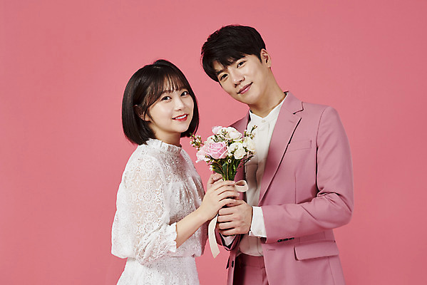 포토 JPG 스튜디오촬영 커플 여자 남자 분홍색 꽃다발 커플라이프 프로포즈 데이트 실내 사랑 서기 미소 들기 누끼 정장 이벤트 상반신 20대 성인 두명 앞모습 옆모습 다정 한국인 성인만 분홍색배경 국내포토 라이프스타일 옷 꽃 감정 뷰포인트 컬러 백그라운드 컨셉 관계 모션 표정 사람 동양인 청년 내부 파일형식