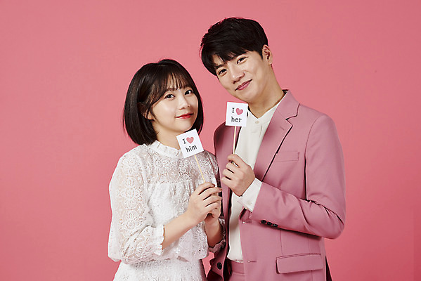 포토 JPG 스튜디오촬영 배너 커플 여자 남자 분홍색 커플라이프 데이트 실내 사랑 서기 미소 들기 누끼 정장 이벤트 상반신 20대 성인 두명 앞모습 다정 한국인 성인만 분홍색배경 국내포토 라이프스타일 옷 감정 뷰포인트 컬러 백그라운드 컨셉 관계 모션 표정 사람 동양인 청년 내부 파일형식