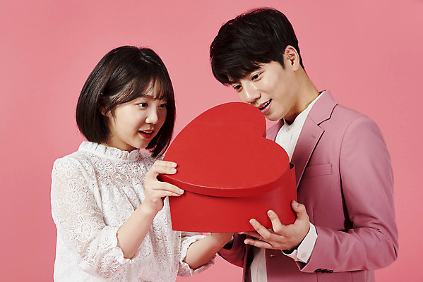 포토 JPG 스튜디오촬영 커플 여자 남자 분홍색 커플라이프 데이트 실내 선물 사랑 서기 미소 들기 누끼 정장 이벤트 상반신 20대 성인 두명 옆모습 선물상자 다정 놀람 한국인 오픈 하트상자 성인만 분홍색배경 국내포토 라이프스타일 옷 감정 뷰포인트 컬러 백그라운드 컨셉 관계 모션 표정 사람 동양인 청년 내부 상자 파일형식