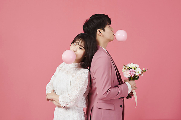 포토 JPG 스튜디오촬영 커플 응시 여자 남자 분홍색 꽃다발 커플라이프 데이트 실내 사랑 서기 들기 누끼 정장 이벤트 상반신 20대 성인 두명 옆모습 다정 한국인 등맞대기 껌 성인만 분홍색배경 국내포토 라이프스타일 시선 옷 꽃 감정 뷰포인트 컬러 백그라운드 컨셉 관계 모션 사람 동양인 청년 내부 파일형식