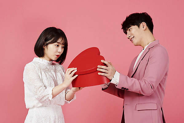 포토 JPG 스튜디오촬영 커플 여자 남자 분홍색 커플라이프 데이트 실내 선물 사랑 서기 미소 들기 누끼 정장 이벤트 상반신 20대 성인 두명 옆모습 선물상자 다정 놀람 한국인 오픈 하트상자 성인만 분홍색배경 국내포토 라이프스타일 옷 감정 뷰포인트 컬러 백그라운드 컨셉 관계 모션 표정 사람 동양인 청년 내부 상자 파일형식