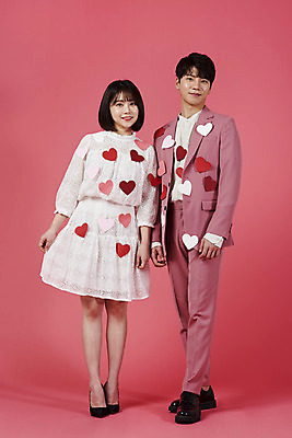 포토 JPG 스튜디오촬영 전신 커플 여자 남자 분홍색 커플라이프 데이트 실내 사랑 서기 미소 누끼 정장 이벤트 20대 성인 두명 앞모습 다정 한국인 하트 성인만 분홍색배경 국내포토 모양 라이프스타일 옷 감정 뷰포인트 컬러 백그라운드 컨셉 관계 모션 표정 사람 동양인 청년 내부 파일형식
