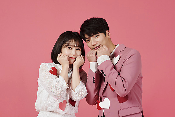 포토 JPG 스튜디오촬영 커플 여자 남자 분홍색 커플라이프 데이트 실내 사랑 서기 미소 누끼 정장 손짓 이벤트 상반신 20대 성인 두명 앞모습 귀여움 다정 한국인 하트 수줍음 성인만 분홍색배경 국내포토 모양 라이프스타일 옷 감정 뷰포인트 컬러 백그라운드 컨셉 관계 모션 표정 사람 동양인 청년 내부 파일형식