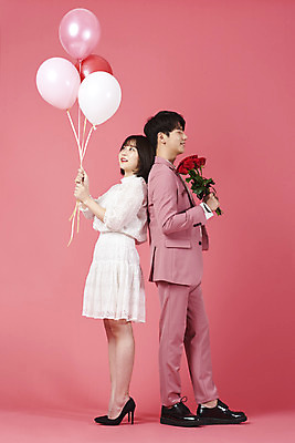 포토 JPG 스튜디오촬영 전신 커플 여자 남자 분홍색 꽃다발 커플라이프 데이트 실내 사랑 서기 들기 누끼 정장 이벤트 20대 성인 두명 옆모습 장미 다정 한국인 등맞대기 풍선 성인만 분홍색배경 국내포토 라이프스타일 옷 꽃 감정 뷰포인트 컬러 백그라운드 컨셉 관계 모션 사람 동양인 청년 내부 파일형식