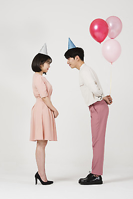 포토 JPG 스튜디오촬영 전신 커플 여자 남자 분홍색 커플라이프 데이트 실내 사랑 서기 미소 들기 누끼 정장 이벤트 20대 성인 두명 옆모습 파티 마주보기 다정 고깔모자 한국인 흰배경 풍선 성인만 국내포토 모자_잡화 라이프스타일 옷 감정 뷰포인트 컬러 백그라운드 컨셉 관계 모션 표정 사람 동양인 청년 내부 흰색 파일형식