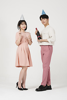 포토 JPG 스튜디오촬영 전신 커플 여자 남자 분홍색 커플라이프 데이트 실내 사랑 서기 미소 들기 누끼 정장 이벤트 20대 성인 두명 옆모습 파티 다정 고깔모자 한국인 샴페인 흰배경 샴페인잔 성인만 국내포토 모자_잡화 라이프스타일 옷 감정 뷰포인트 컬러 백그라운드 컨셉 술잔 관계 모션 주류 표정 사람 동양인 청년 내부 흰색 파일형식