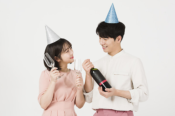 포토 JPG 스튜디오촬영 커플 여자 남자 분홍색 커플라이프 데이트 실내 사랑 서기 미소 들기 누끼 정장 이벤트 상반신 20대 성인 두명 앞모습 파티 마주보기 다정 고깔모자 한국인 샴페인 흰배경 샴페인잔 성인만 국내포토 모자_잡화 라이프스타일 옷 감정 뷰포인트 컬러 백그라운드 컨셉 술잔 관계 모션 주류 표정 사람 동양인 청년 내부 흰색 파일형식