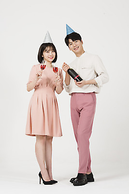 포토 JPG 스튜디오촬영 전신 커플 여자 남자 분홍색 커플라이프 데이트 실내 사랑 서기 미소 들기 누끼 정장 이벤트 20대 성인 두명 앞모습 파티 다정 고깔모자 한국인 샴페인 흰배경 샴페인잔 성인만 국내포토 모자_잡화 라이프스타일 옷 감정 뷰포인트 컬러 백그라운드 컨셉 술잔 관계 모션 주류 표정 사람 동양인 청년 내부 흰색 파일형식