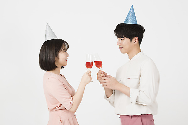 포토 JPG 스튜디오촬영 커플 여자 남자 분홍색 커플라이프 데이트 실내 사랑 서기 미소 들기 누끼 정장 이벤트 상반신 20대 성인 두명 옆모습 파티 마주보기 다정 고깔모자 한국인 샴페인 흰배경 건배 샴페인잔 성인만 국내포토 모자_잡화 라이프스타일 옷 감정 뷰포인트 컬러 백그라운드 컨셉 술잔 관계 모션 주류 표정 사람 동양인 청년 내부 흰색 파일형식