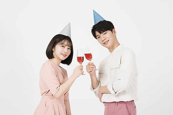 포토 JPG 스튜디오촬영 커플 여자 남자 분홍색 커플라이프 데이트 실내 사랑 서기 미소 들기 누끼 정장 이벤트 상반신 20대 성인 두명 옆모습 파티 다정 고깔모자 한국인 샴페인 흰배경 건배 샴페인잔 성인만 국내포토 모자_잡화 라이프스타일 옷 감정 뷰포인트 컬러 백그라운드 컨셉 술잔 관계 모션 주류 표정 사람 동양인 청년 내부 흰색 파일형식