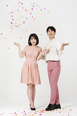 포토 JPG 스튜디오촬영 전신 커플 여자 남자 분홍색 커플라이프 데이트 실내 사랑 서기 미소 누끼 정장 이벤트 20대 성인 두명 앞모습 파티 다정 한국인 뿌리기 즐거움 흰배경 꽃가루 성인만 국내포토 라이프스타일 옷 감정 뷰포인트 컬러 백그라운드 컨셉 관계 모션 표정 사람 동양인 청년 내부 흰색 가루 파일형식