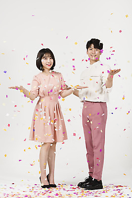 포토 JPG 스튜디오촬영 전신 커플 여자 남자 분홍색 커플라이프 데이트 실내 사랑 서기 미소 누끼 정장 이벤트 20대 성인 두명 앞모습 파티 다정 한국인 뿌리기 즐거움 흰배경 꽃가루 성인만 국내포토 라이프스타일 옷 감정 뷰포인트 컬러 백그라운드 컨셉 관계 모션 표정 사람 동양인 청년 내부 흰색 가루 파일형식