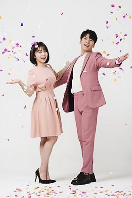 포토 JPG 스튜디오촬영 전신 커플 여자 남자 분홍색 커플라이프 데이트 실내 사랑 서기 미소 누끼 정장 이벤트 20대 성인 두명 옆모습 파티 다정 한국인 뿌리기 즐거움 흰배경 꽃가루 성인만 국내포토 라이프스타일 옷 감정 뷰포인트 컬러 백그라운드 컨셉 관계 모션 표정 사람 동양인 청년 내부 흰색 가루 파일형식