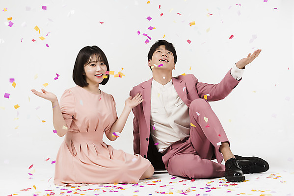 포토 JPG 스튜디오촬영 전신 커플 여자 남자 분홍색 커플라이프 데이트 실내 사랑 미소 누끼 앉기 정장 이벤트 20대 성인 두명 앞모습 파티 다정 한국인 올려보기 뿌리기 즐거움 흰배경 꽃가루 성인만 국내포토 라이프스타일 옷 감정 뷰포인트 컬러 백그라운드 컨셉 관계 모션 표정 사람 동양인 청년 내부 흰색 가루 파일형식