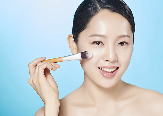 포토 JPG 스튜디오촬영 여자 실내 한명 미소 들기 누끼 상반신 20대 성인 앞모습 화장 뷰티 깨끗함 한국인 파란배경 메이크업브러쉬 의료성형뷰티 성인여자한명만 국내포토 1 뷰포인트 백그라운드 컨셉 모션 표정 사람 동양인 청년 내부 파란색 붓 여자한명만 성인여자만 파일형식