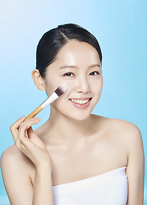 포토 JPG 스튜디오촬영 여자 실내 한명 미소 들기 누끼 상반신 20대 성인 앞모습 화장 뷰티 깨끗함 한국인 파란배경 메이크업브러쉬 의료성형뷰티 성인여자한명만 국내포토 1 뷰포인트 백그라운드 컨셉 모션 표정 사람 동양인 청년 내부 파란색 붓 여자한명만 성인여자만 파일형식