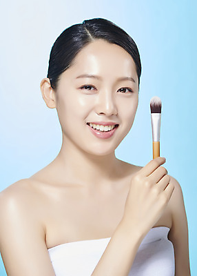 포토 JPG 스튜디오촬영 여자 실내 한명 미소 들기 누끼 상반신 20대 성인 앞모습 화장 뷰티 깨끗함 한국인 파란배경 메이크업브러쉬 의료성형뷰티 성인여자한명만 국내포토 1 뷰포인트 백그라운드 컨셉 모션 표정 사람 동양인 청년 내부 파란색 붓 여자한명만 성인여자만 파일형식