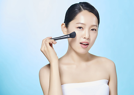 포토 JPG 스튜디오촬영 여자 실내 한명 들기 누끼 상반신 20대 성인 앞모습 화장 뷰티 깨끗함 한국인 파란배경 메이크업브러쉬 의료성형뷰티 성인여자한명만 국내포토 1 뷰포인트 백그라운드 컨셉 모션 사람 동양인 청년 내부 파란색 붓 여자한명만 성인여자만 파일형식