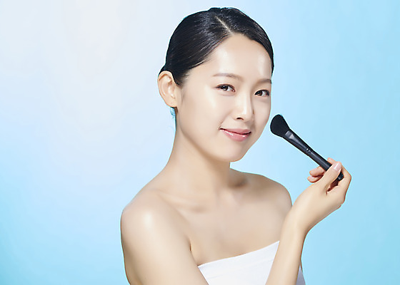 포토 JPG 스튜디오촬영 여자 실내 한명 미소 들기 누끼 상반신 20대 성인 옆모습 화장 뷰티 깨끗함 한국인 파란배경 메이크업브러쉬 의료성형뷰티 성인여자한명만 국내포토 1 뷰포인트 백그라운드 컨셉 모션 표정 사람 동양인 청년 내부 파란색 붓 여자한명만 성인여자만 파일형식