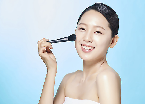 포토 JPG 스튜디오촬영 여자 실내 한명 미소 들기 누끼 상반신 20대 성인 옆모습 화장 뷰티 깨끗함 한국인 파란배경 메이크업브러쉬 의료성형뷰티 성인여자한명만 국내포토 1 뷰포인트 백그라운드 컨셉 모션 표정 사람 동양인 청년 내부 파란색 붓 여자한명만 성인여자만 파일형식