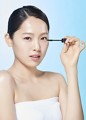 포토 JPG 스튜디오촬영 여자 실내 한명 들기 누끼 상반신 20대 성인 앞모습 화장 뷰티 깨끗함 한국인 마스카라 파란배경 의료성형뷰티 성인여자한명만 국내포토 1 뷰포인트 백그라운드 컨셉 모션 사람 동양인 청년 내부 파란색 화장품 여자한명만 성인여자만 파일형식