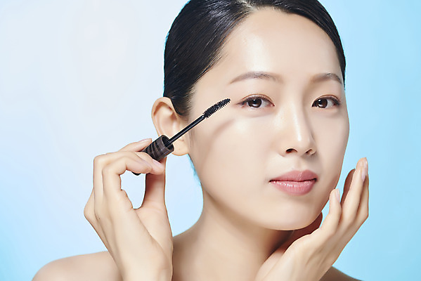 포토 JPG 스튜디오촬영 여자 실내 한명 미소 들기 누끼 상반신 20대 성인 앞모습 화장 뷰티 깨끗함 한국인 마스카라 파란배경 의료성형뷰티 성인여자한명만 국내포토 1 뷰포인트 백그라운드 컨셉 모션 표정 사람 동양인 청년 내부 파란색 화장품 여자한명만 성인여자만 파일형식