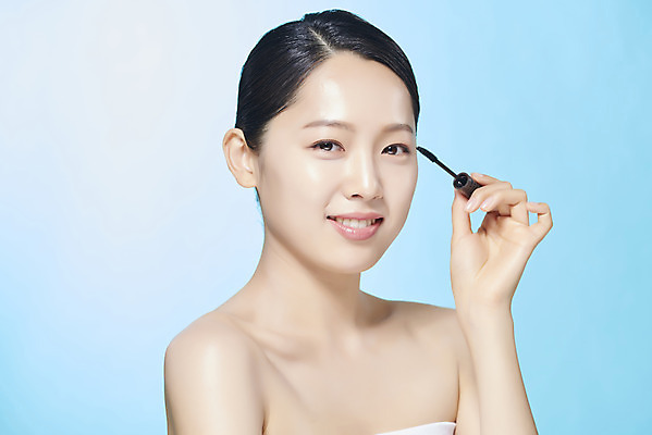 포토 JPG 스튜디오촬영 여자 실내 한명 미소 들기 누끼 상반신 20대 성인 앞모습 화장 뷰티 깨끗함 한국인 마스카라 파란배경 의료성형뷰티 성인여자한명만 국내포토 1 뷰포인트 백그라운드 컨셉 모션 표정 사람 동양인 청년 내부 파란색 화장품 여자한명만 성인여자만 파일형식