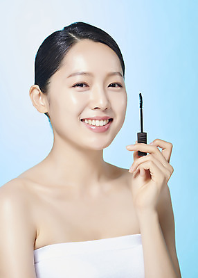 포토 JPG 스튜디오촬영 여자 실내 한명 미소 들기 누끼 상반신 20대 성인 앞모습 화장 뷰티 깨끗함 한국인 마스카라 파란배경 의료성형뷰티 성인여자한명만 국내포토 1 뷰포인트 백그라운드 컨셉 모션 표정 사람 동양인 청년 내부 파란색 화장품 여자한명만 성인여자만 파일형식