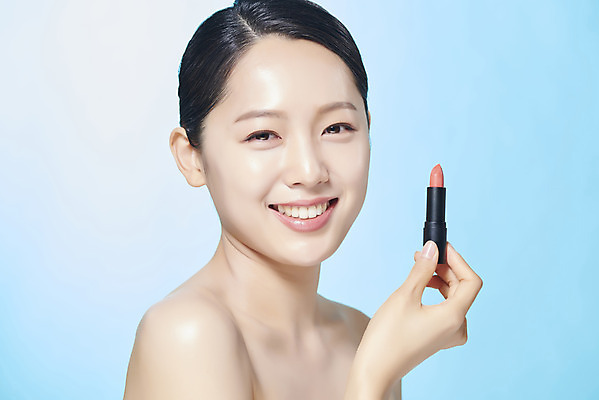 포토 JPG 스튜디오촬영 여자 실내 한명 미소 들기 누끼 상반신 20대 성인 옆모습 화장 뷰티 깨끗함 한국인 립스틱 파란배경 의료성형뷰티 성인여자한명만 국내포토 1 뷰포인트 백그라운드 컨셉 모션 표정 사람 동양인 청년 내부 파란색 화장품 여자한명만 성인여자만 파일형식
