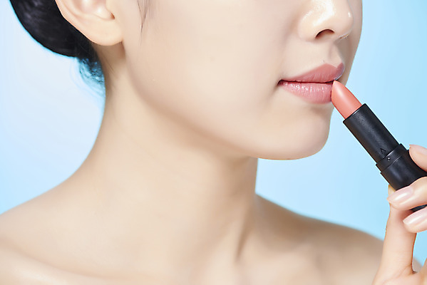 포토 JPG 스튜디오촬영 여자 실내 한명 들기 누끼 근접촬영 상반신 20대 성인 옆모습 화장 뷰티 깨끗함 한국인 립스틱 파란배경 의료성형뷰티 성인여자한명만 국내포토 1 뷰포인트 백그라운드 컨셉 모션 사람 동양인 청년 내부 파란색 화장품 여자한명만 성인여자만 파일형식