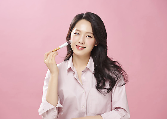 포토 JPG 스튜디오촬영 여자 대학생 실내 한명 미소 들기 누끼 상반신 20대 성인 앞모습 화장 뷰티 한국인 메이크업브러쉬 의료성형뷰티 성인여자한명만 분홍색배경 국내포토 1 학생 뷰포인트 분홍색 백그라운드 모션 표정 사람 동양인 청년 내부 붓 여자한명만 성인여자만 파일형식