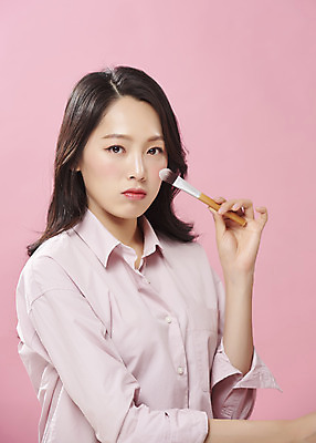 포토 JPG 스튜디오촬영 여자 대학생 실내 한명 들기 누끼 상반신 20대 성인 앞모습 화장 뷰티 한국인 메이크업브러쉬 의료성형뷰티 성인여자한명만 분홍색배경 국내포토 1 학생 뷰포인트 분홍색 백그라운드 모션 사람 동양인 청년 내부 붓 여자한명만 성인여자만 파일형식