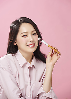 포토 JPG 스튜디오촬영 여자 대학생 실내 한명 미소 들기 누끼 상반신 20대 성인 옆모습 화장 뷰티 한국인 메이크업브러쉬 의료성형뷰티 성인여자한명만 분홍색배경 국내포토 1 학생 뷰포인트 분홍색 백그라운드 모션 표정 사람 동양인 청년 내부 붓 여자한명만 성인여자만 파일형식