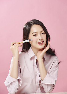 포토 JPG 스튜디오촬영 여자 대학생 실내 한명 미소 들기 누끼 상반신 20대 성인 앞모습 화장 뷰티 한국인 메이크업브러쉬 의료성형뷰티 성인여자한명만 분홍색배경 국내포토 1 학생 뷰포인트 분홍색 백그라운드 모션 표정 사람 동양인 청년 내부 붓 여자한명만 성인여자만 파일형식