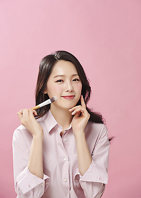 포토 JPG 스튜디오촬영 여자 대학생 실내 한명 미소 들기 누끼 상반신 20대 성인 앞모습 화장 뷰티 한국인 메이크업브러쉬 의료성형뷰티 성인여자한명만 분홍색배경 국내포토 1 학생 뷰포인트 분홍색 백그라운드 모션 표정 사람 동양인 청년 내부 붓 여자한명만 성인여자만 파일형식
