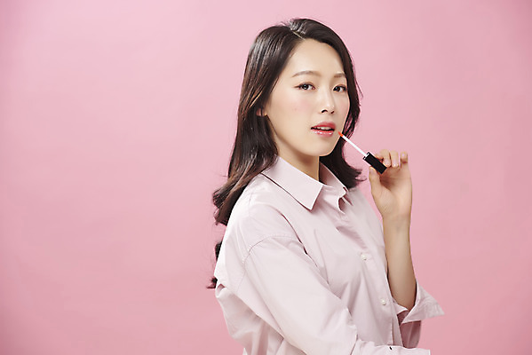 포토 JPG 스튜디오촬영 여자 대학생 실내 한명 들기 누끼 상반신 20대 성인 옆모습 화장 뷰티 한국인 립글로스 의료성형뷰티 성인여자한명만 분홍색배경 국내포토 1 학생 뷰포인트 분홍색 백그라운드 모션 사람 동양인 청년 내부 화장품 여자한명만 성인여자만 파일형식