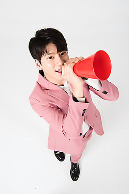 포토 JPG 스튜디오촬영 전신 남자 실내 한명 서기 미소 들기 누끼 정장 20대 성인 앞모습 쇼핑 하이앵글 세일 확성기 외침 한국인 올려보기 즐거움 흰배경 성인남자한명만 국내포토 1 옷 감정 뷰포인트 백그라운드 모션 표정 사람 동양인 청년 내부 소리 흰색 남자한명만 성인남자만 파일형식