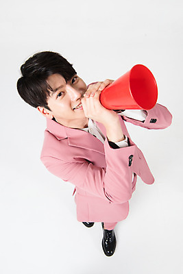 포토 JPG 스튜디오촬영 전신 남자 실내 한명 서기 미소 들기 누끼 정장 20대 성인 앞모습 쇼핑 하이앵글 세일 확성기 외침 한국인 올려보기 즐거움 흰배경 성인남자한명만 국내포토 1 옷 감정 뷰포인트 백그라운드 모션 표정 사람 동양인 청년 내부 소리 흰색 남자한명만 성인남자만 파일형식