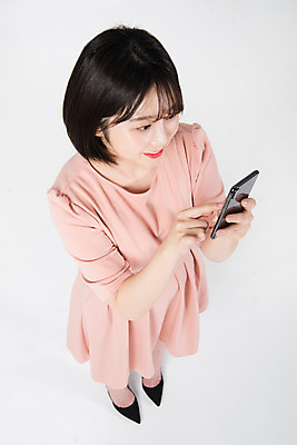 포토 JPG 스튜디오촬영 전신 응시 여자 실내 한명 서기 들기 누끼 정장 20대 성인 옆모습 스마트폰 쇼핑 하이앵글 세일 터치 한국인 즐거움 흰배경 성인여자한명만 국내포토 1 시선 옷 감정 뷰포인트 백그라운드 모션 사람 동양인 청년 내부 핸드폰 스마트기기 흰색 여자한명만 성인여자만 파일형식