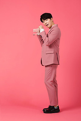포토 JPG 스튜디오촬영 전신 남자 실내 한명 서기 미소 들기 누끼 정장 20대 성인 옆모습 쇼핑 세일 쇼핑카 한국인 즐거움 성인남자한명만 분홍색배경 국내포토 1 옷 감정 뷰포인트 분홍색 백그라운드 모션 표정 사람 동양인 청년 내부 카트 남자한명만 성인남자만 파일형식
