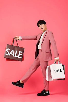 포토 JPG 스튜디오촬영 전신 남자 실내 한명 미소 들기 누끼 정장 20대 성인 옆모습 쇼핑 쇼핑백 세일 걷기 한국인 즐거움 성인남자한명만 분홍색배경 국내포토 1 옷 감정 뷰포인트 분홍색 백그라운드 가방 모션 표정 사람 동양인 청년 내부 남자한명만 성인남자만 파일형식