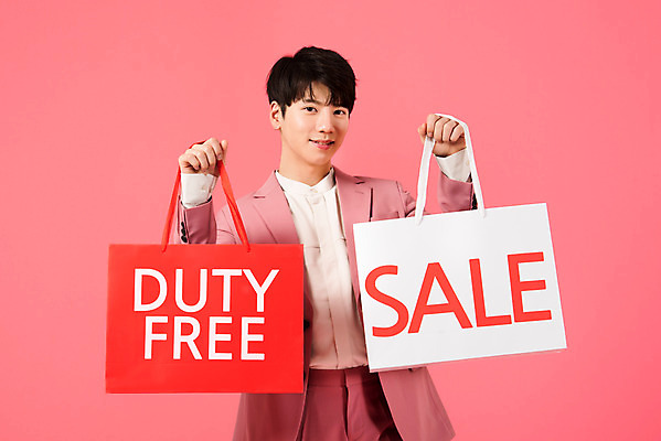 포토 JPG 스튜디오촬영 남자 실내 한명 서기 미소 들기 누끼 정장 상반신 20대 성인 앞모습 쇼핑 쇼핑백 세일 한국인 즐거움 면세 면세점 성인남자한명만 분홍색배경 국내포토 1 옷 감정 뷰포인트 분홍색 백그라운드 가방 모션 표정 사람 동양인 청년 내부 상점 남자한명만 성인남자만 파일형식