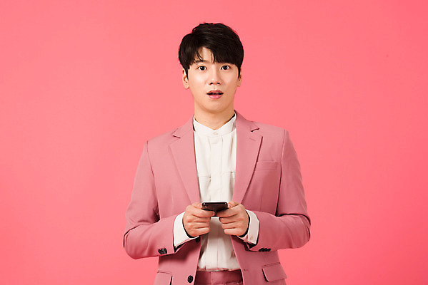 포토 JPG 스튜디오촬영 남자 실내 한명 서기 들기 누끼 정장 상반신 20대 성인 앞모습 스마트폰 쇼핑 세일 놀람 한국인 즐거움 성인남자한명만 분홍색배경 국내포토 1 옷 감정 뷰포인트 분홍색 백그라운드 모션 표정 사람 동양인 청년 내부 핸드폰 스마트기기 남자한명만 성인남자만 파일형식