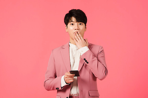 포토 JPG 스튜디오촬영 남자 실내 한명 서기 들기 누끼 정장 손짓 상반신 20대 성인 앞모습 스마트폰 쇼핑 세일 놀람 한국인 즐거움 성인남자한명만 분홍색배경 국내포토 1 옷 감정 뷰포인트 분홍색 백그라운드 모션 표정 사람 동양인 청년 내부 핸드폰 스마트기기 남자한명만 성인남자만 파일형식
