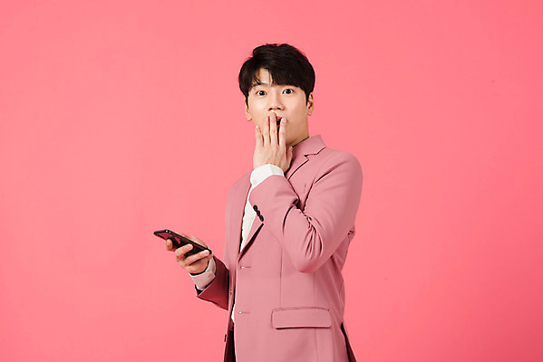 포토 JPG 스튜디오촬영 남자 실내 한명 서기 들기 누끼 정장 손짓 상반신 20대 성인 옆모습 스마트폰 쇼핑 세일 놀람 한국인 즐거움 성인남자한명만 분홍색배경 국내포토 1 옷 감정 뷰포인트 분홍색 백그라운드 모션 표정 사람 동양인 청년 내부 핸드폰 스마트기기 남자한명만 성인남자만 파일형식