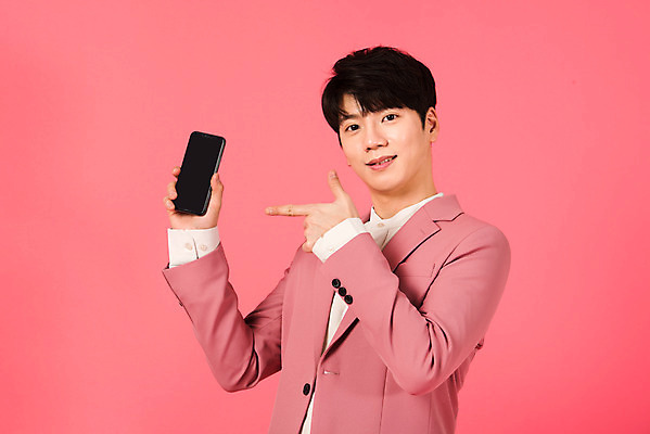 포토 JPG 스튜디오촬영 남자 실내 한명 서기 미소 들기 누끼 정장 손짓 상반신 20대 성인 앞모습 스마트폰 쇼핑 세일 한국인 가리킴 즐거움 성인남자한명만 분홍색배경 국내포토 1 옷 감정 뷰포인트 분홍색 백그라운드 모션 표정 사람 동양인 청년 내부 핸드폰 스마트기기 남자한명만 성인남자만 파일형식